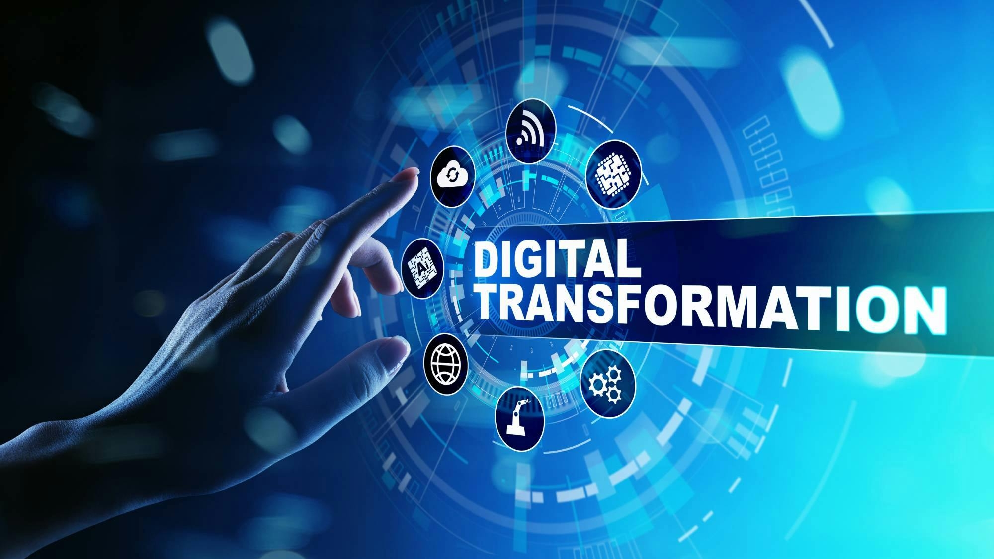 Imagen de una mano tocando algunos iconos relacionados a la transformación digital.