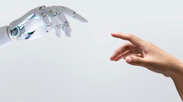 Mano robot y mano humana a punto de tocarse, como en el cuadro de "La creación de Adán", elaborado por Miguel Ángel.